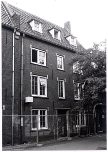 106000 Smalle Haven 4, gezien in de richting 'Veestraat'. Afbraak gebouw Wit Gele Kruis en Consultatiebureau, 05-07-1982