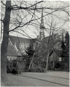 106004 Kasteeltuin met zich op gebouw Wit Gele Kruis aan de Smalle Haven en de kerk Heilig Hart aan de Veestraat, 1956