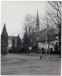 106005 Kasteeltuin met zicht op gebouw Wit Gele Kruis en ambtswoning burgemeester aan de Smalle Haven en de kerk Heilig ...