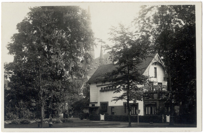 106007 Smalle Haven, gezien vanuit de Kasteeltuin. Rechts de ambtswoning van de burgemeester. In het midden de kerk ...