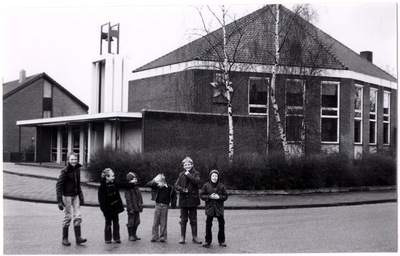 106031 Sperwerstraat 2 (links), hoek Valkstraat (rechts). Bethlehemkerk, 02-1978