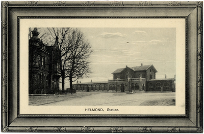 106045 Stationsplein. Voorzijde van het station gezien vanuit de Weg op den Heuvel. Links de villa van Holtus, 1910 - 1920