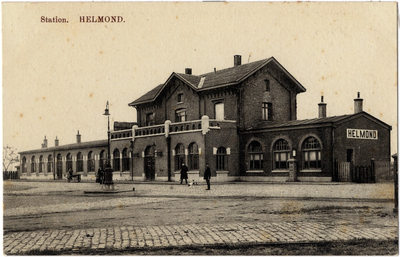 106046 Stationsplein. Voorzijde van het station na de uitbreiding van de linkervleugel, 1915 - 1920