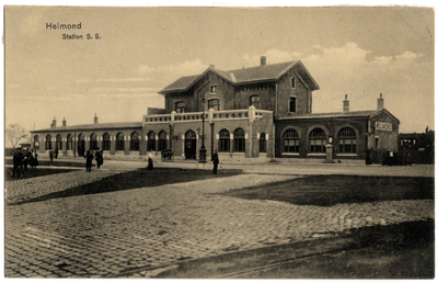 106047 Stationsplein. Voorzijde van het station, na de uitbreiding van de linkervleugel, 1915 - 1920
