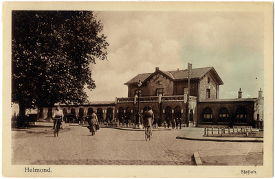 106055 Stationsplein. Voorzijde van het station, gezien vanaf de Weg op den Heuvel, 1920 - 1930
