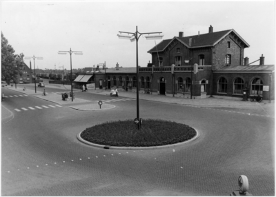 106063 Stationsplein na de renovatie van juli 1953. Voorzijde station. Geheel links kantoor B.B.A, 1953