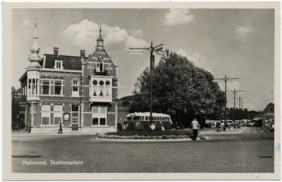 106065 Stationsplein, gezien in de richting van de Verlengde Tiendstraat. Kantoorgebouw van textielfabriek Terwindt, ...
