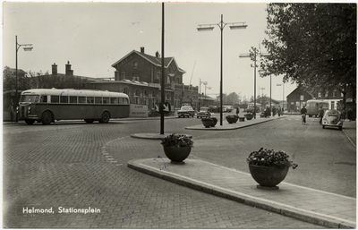 106066 Stationsplein, gezien vanuit de Verlengde Tiendstraat in de richting Binnen Parallelweg, 1956