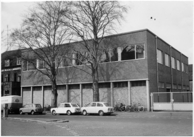 106068 Stationsplein. Fabriek Terwindt, Arntz en Holtus, met links een deel van hotel De la Station, geëxploiteerd door ...
