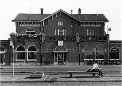 106073 Stationsplein 1. Voorzijde station, 1974
