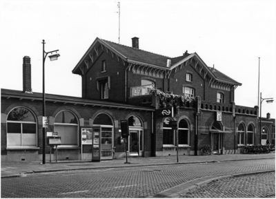 106074 Stationsplein 1, gezien in de richting 'Binnen Parallelweg'. Voorzijde station, 1974