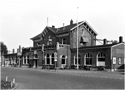 106075 Stationsplein 1, gezien vanuit de richting 'Binnen Parallelweg'. Voorzijde station, 1974