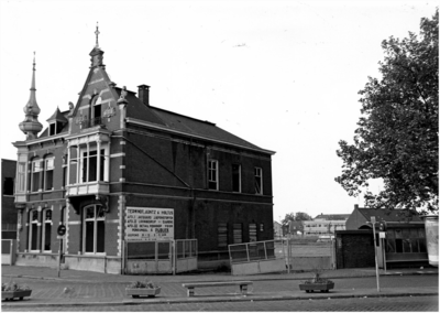 106079 Stationsplein 1. Kantoorvilla textielfabriek Terwindt, Arntz en Holtus, vlak voor de sloop, 1975 - 1980