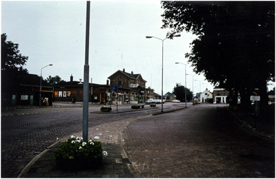 106081 Stationsplein, gezien in de richting Binnen Parallelweg. Links het station, 07-1982