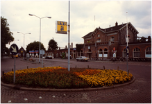 106101 Stationsplein, gezien vanuit de richting 'Weg op den Heuvel'. Vooraanzicht station, 1982