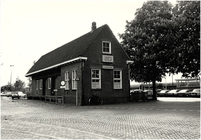 106108 Stationsplein. Gebouw van busmaatschappij Zuidooster. Rechts het parkeerterrein van de Nederlandse Spoorwegen. ...