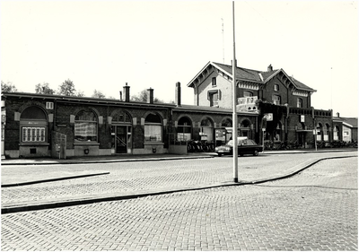 106109 Stationsplein 1. Vooraanzicht station, gezien in de richting van de 'Binnen Parallelweg', 08-05-1984