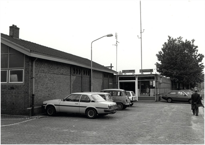 106111 Stationsplein. Fietsenstalling bij het station. Rechts de Binnen Parallelweg, 21-05-1985