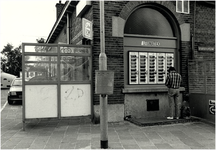 106131 Stationsplein 1. Automatiek van de stationsrestauratie aan de voorzijde. Links de toegang tot de perrons, 10-07-1985