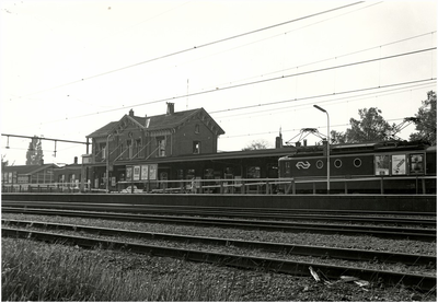 106136 Stationsplein 1. Achterzijde station, gezien vanaf de Buiten Parallelweg, 10-07-1985