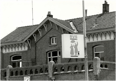 106137 Stationsplein 1. Voorzijde bovenverdieping stationsgebouw, 10-07-1985