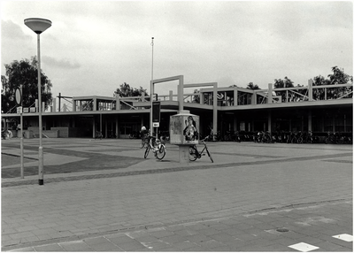 106166 Stationsplein. Voorzijde stationsgebouw, 26-06-1987