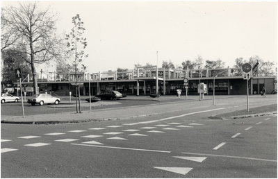 106173 Stationsplein, gezien vanaf de Weg op den Heuvel. Station, op 1 mei 1987 geopend door burgemeester Van Elk, 11-1988