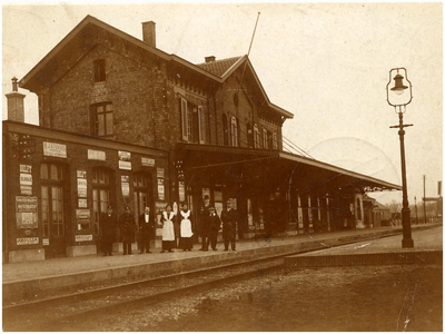 106174 Stationsplein. Perronzijde station. De man met de hoed is kaartjesverkoper Moerings, 1905 - 1915