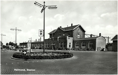 106175 Stationsplein 1. Voorzijde station, afgebroken in 1985, 1971