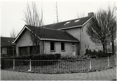 106178 Generaal Snijdersstraat 58. Zijkant. Regionale Kruisvereniging Peelland en kraamcentrum, 17-11-1986
