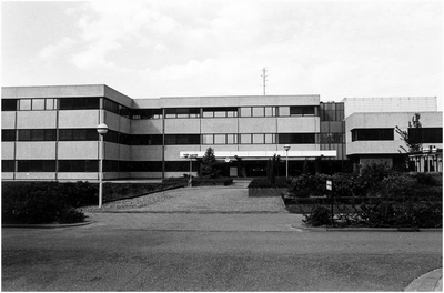106228 Steenovenweg 1. Hoofdgebouw van de Volvofabriek, 06-09-1983