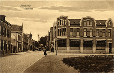 106263 Steenweg, gezien vanaf de kruising met de Kromme Steenweg in de richting 'Kanaaldijk'. Rechts op de hoek café ...