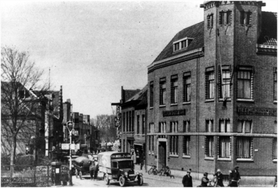 106276 Steenweg, gezien vanaf de Kanaaldijk N.W.. Rechts de Helmondsche bank (later Amsterdamse Bank, Amro-bank en café ...