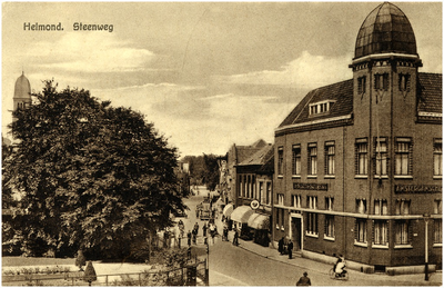 106280 Steenweg. Op de voorgrond loopt links en rechts de Kanaaldijk N.W.. Rechts de Amsterdamsche Bank, met daarnaast ...