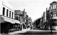 106289 Steenweg, gezien vanaf de kruising met de Kromme Steenweg in de richting 'Kanaaldijk'. Links: café Het wapen van ...