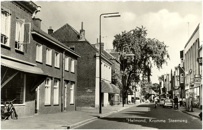 106295 Steenweg, gezien in de richting van de 'Kanaaldijk' met rechts het tankstation van garage Roxs. De titel op de ...