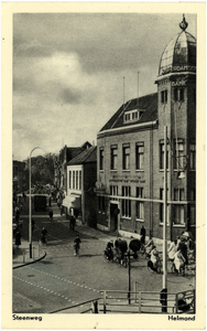 106296 Zicht op de Steenweg vanaf de hoek met de Kanaaldijk N.W.. Rechts het gebouw van de Amsterdamsche Bank. De naam ...
