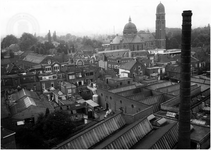 106304 Vogelvluchtfoto vanaf de hoogte van de textielfabriek van J.A. Raymakers en Co, aan de Kanaaldijkdijk N.W., met ...