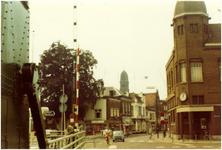 106312 Steenweg, gezien vanaf de Veestraatbrug. Dwars over de foto loopt de Kanaaldijk N.W.. Rechts een deel van de ...