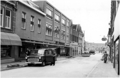 106324 Steenweg, gezien in de richting Kanaaldijk N.W. en Kasteellaan, kort na herbestrating, 1982