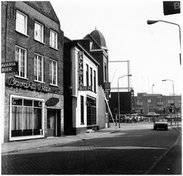106327 Steenweg, gezien in de richting Kasteellaan en Kanaaldijk N.W., met openstaande Veestraatbrug, 1982