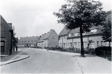 106338 Jan Stevensstraat, gezien vanaf de kruising met de Willem Prinzenstraat in de richting van de 'Dijksestraat'. ...