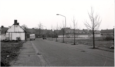 106341 Jan Stevensstraat, gezien vanuit de richting 'Uiverlaan' in de richting Dijksestraat. Open plekken, ontstaan ...