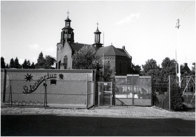 106403 Mgr. Swinkelsstraat. Speeltuin Sint Leonardus bij het 25-jarig bestaan op 5 oktober 1980. Op de achtergrond de ...