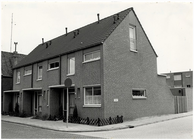 106437 Tiendstraat 44 t/m 48 (links), Tiendplein (rechts), gezien in de richting 'Molenstraat', 10-07-1985