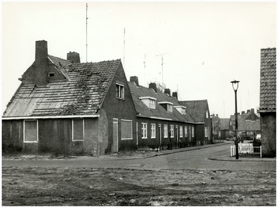 106450 Timmermansstraat, gezien vanaf de kruising met het Hemelrijksdijkje. De huizen staan op de nominatie om ...