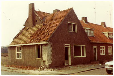 106453 Timmermansstraat, gezien vanaf de kruising met het Hemelrijksdijkje, tijdens renovatie van de huizen, 1976 - 1977