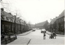 106480 Tournooistraat, gezien vanuit het kruispunt met de Ridderstraat (links) en Hertogstraat (rechts). Midden rechts ...