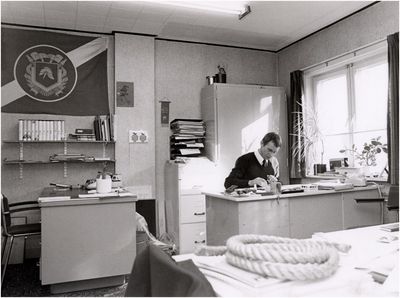 106517 Torenstraat. Kantoorruimte in de brandweerkazerne (later Gaviolizaal). Gerard Staassen, 10-1984