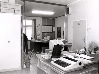 106520 Torenstraat. Kantoorruimte in de brandweerkazerne (later Gaviolizaal). Jan Verbakel, 10-1984